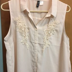Sleeveless button up w embroidered flowers